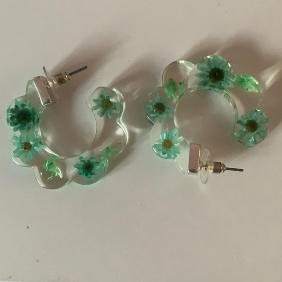 Cute pair of resin earrings with beautiful blueish green flowers pressed inside! - Picture 1 of 3